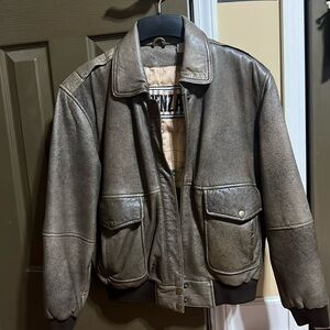 •	Condition: Good used condition.
	•	Color: Olive/Brown
	•	Size: Small